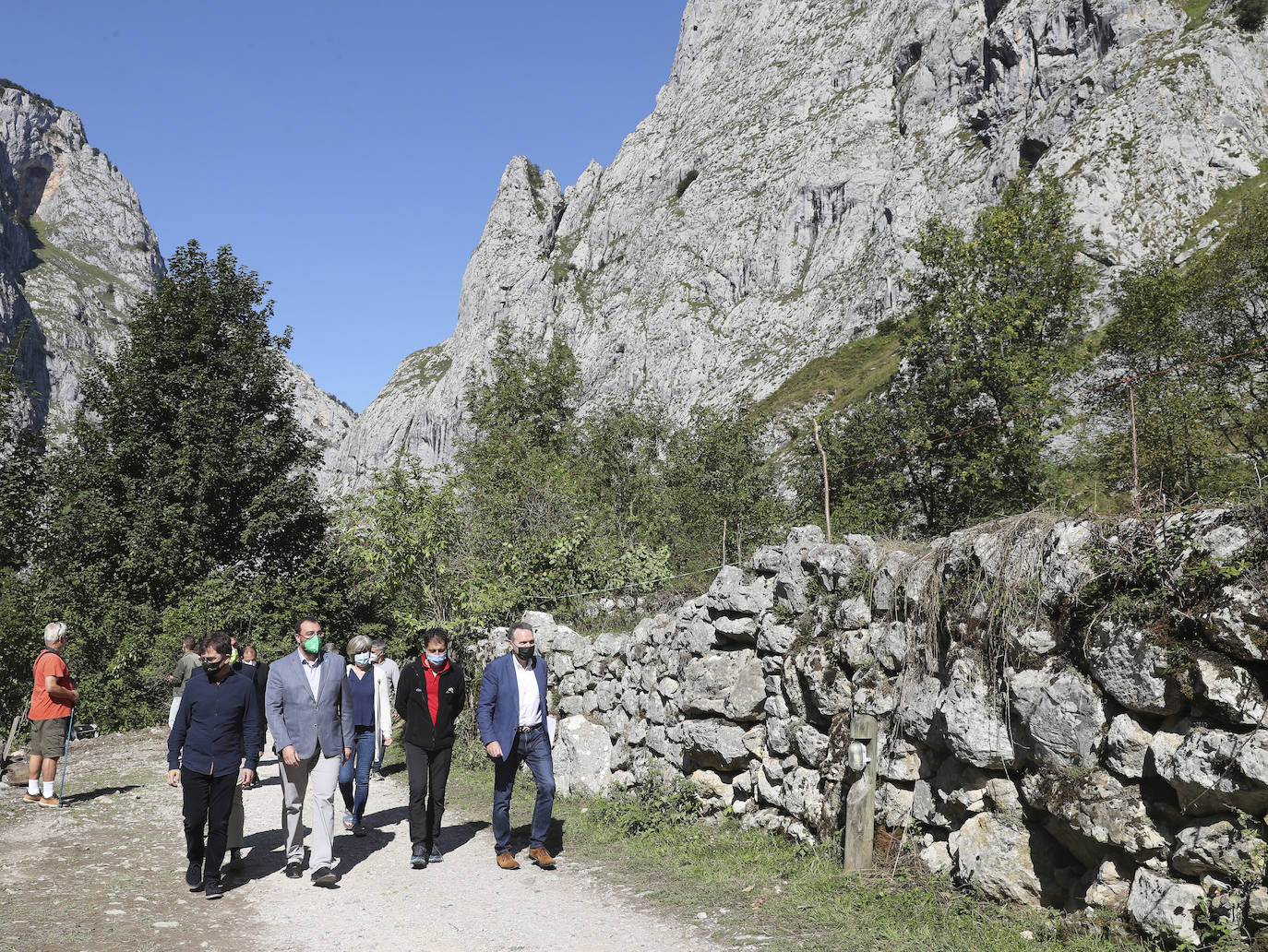 Fotos: Adrián Barbón visita Bulnes en el vigésimo aniversario del funicular