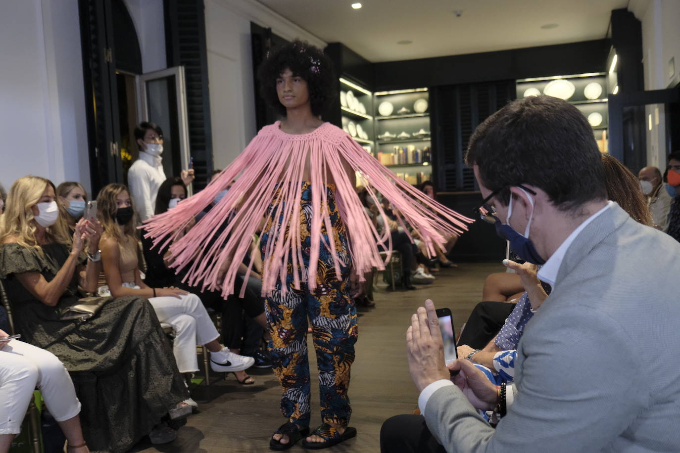 La diseñadora asturiana María Lafuente presenta su colección 'Meraki', repleta de color, flores y mucha solidaridad en la Fashin Week de Madrid.