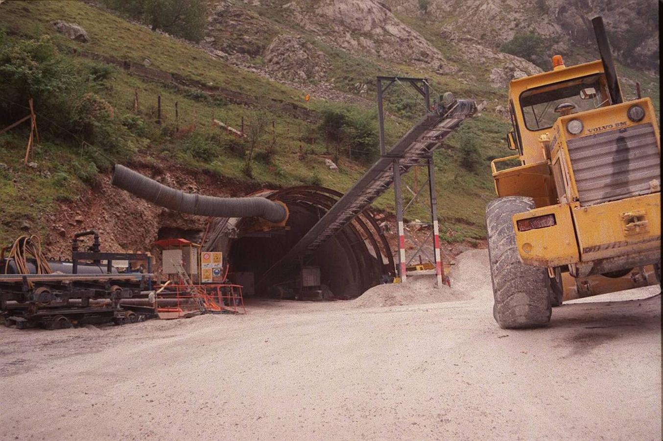 Operarios trabajan para la instalación del funicular, en 1998. 