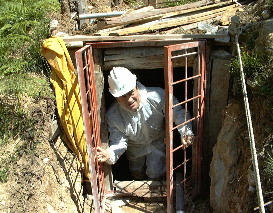 Operarios trabajan para la instalación del funicular, en 1999. 