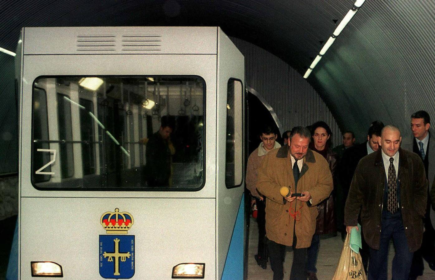 Visitantes en la inauguración del tren cremallera que unió el último pueblo sin carretera de Asturias con Poncebos y el mundo. 