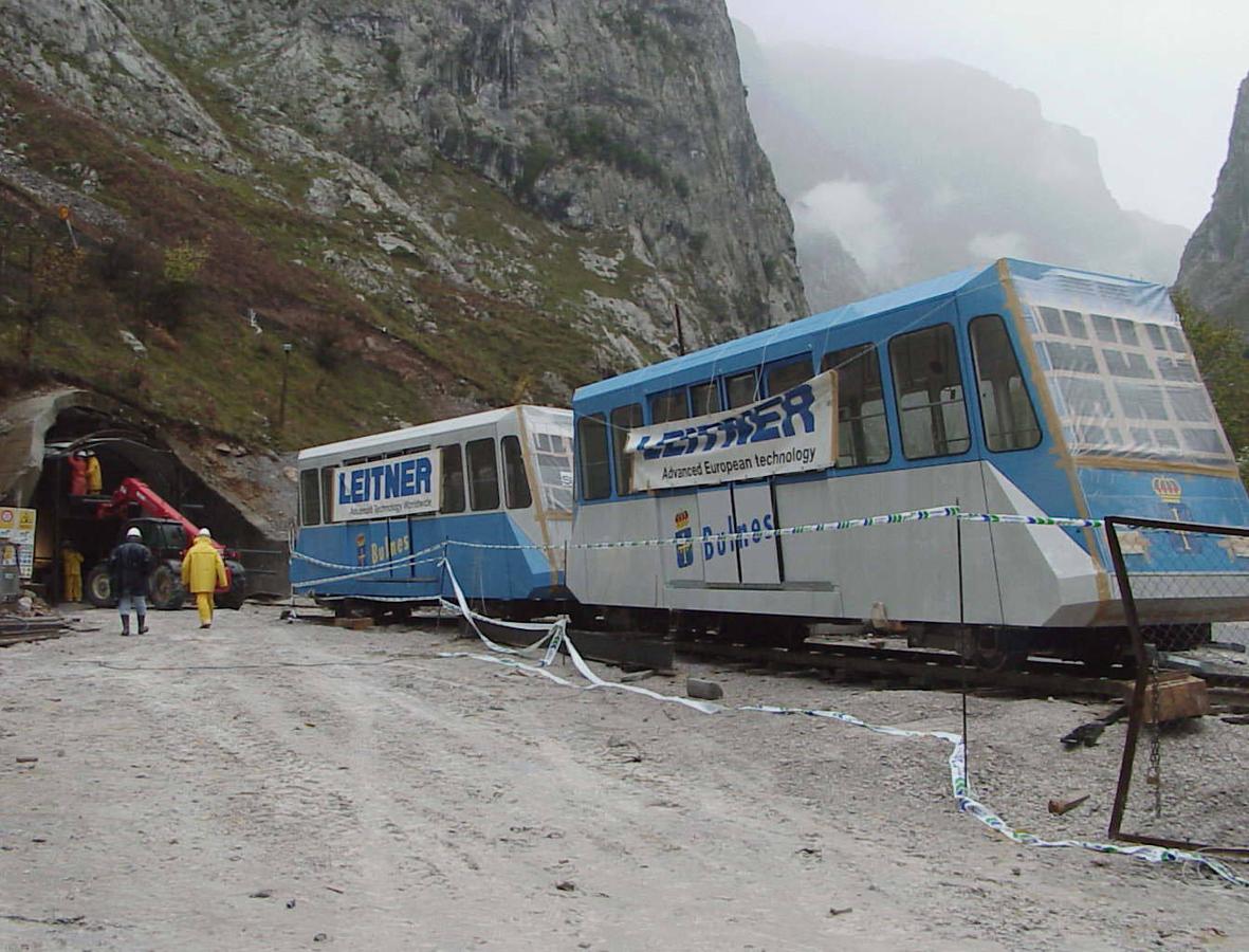 Un equipo de operarios montan el funicular para su inauguración. 