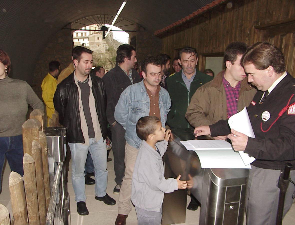 Varios visitantes, en el 2000, esperan para subir al funicular. 