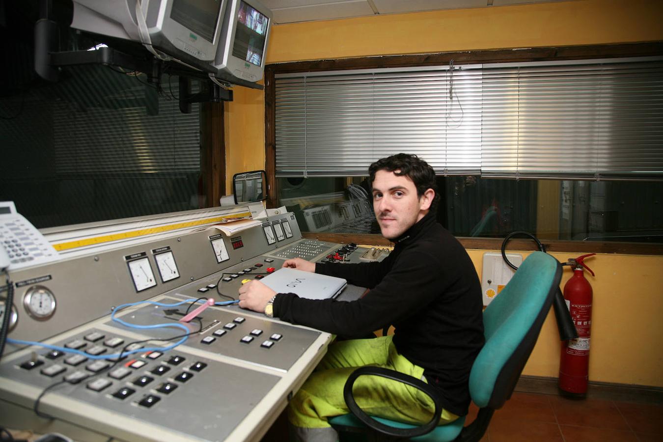 En 2007, el electricista llanisco Bruno Cué, maquinista del funicular de Bulnes, enla sala de mandos. 