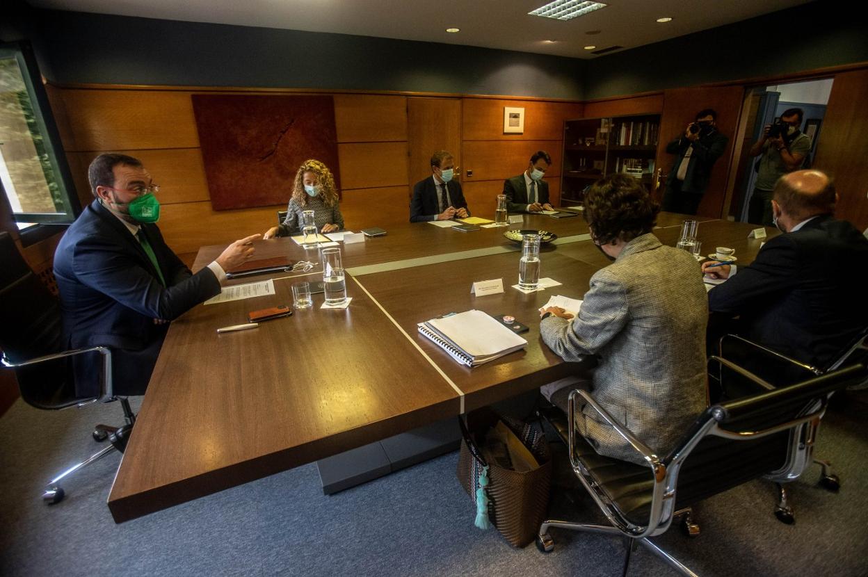 Barbón y Mallada, ayer, al inicio de la reunión. 