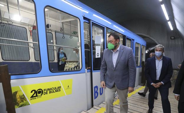 Adrián Barbón visita el Funicular de Bulnes en su veinte aniversario. 