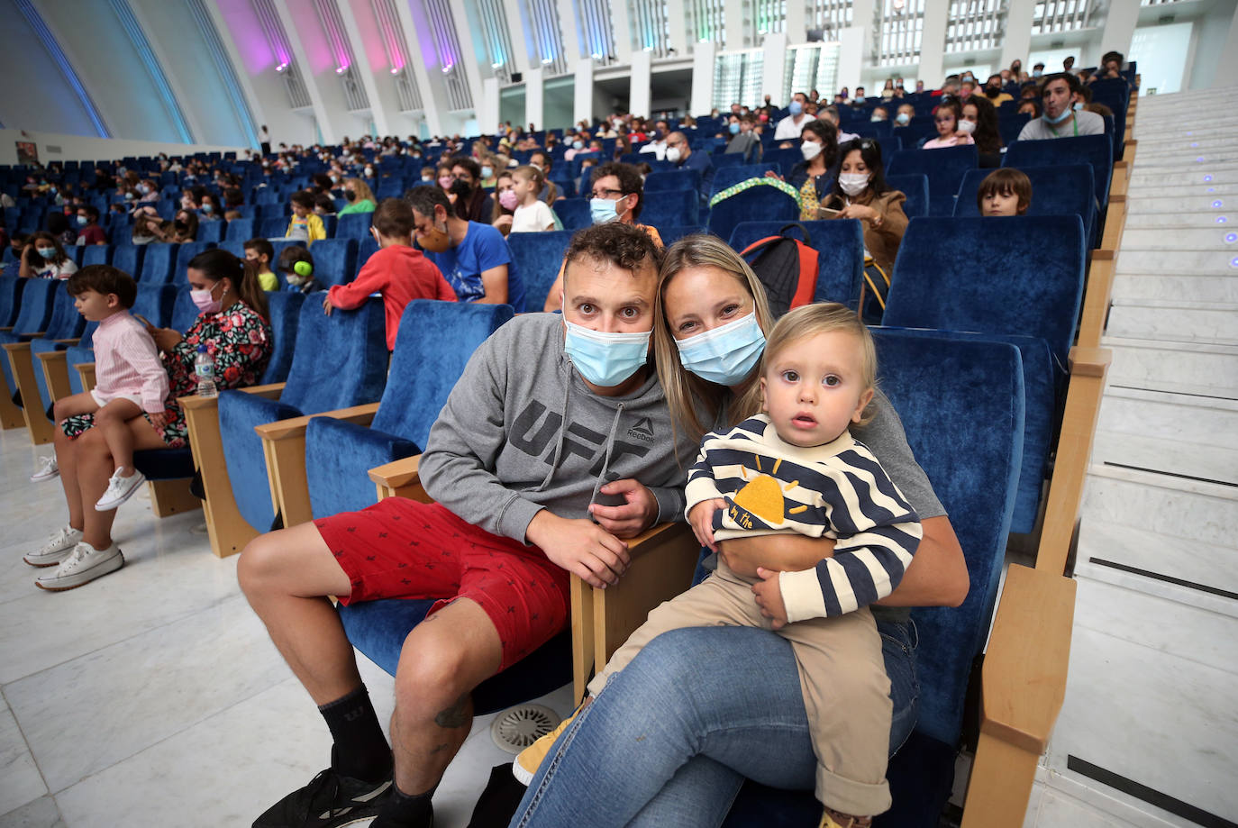 'Chumi', papel representado por Rodrigo, y 'Chuma', un simpático monstruo, han protagonizado la mañana de los más pequeños de Oviedo. 
