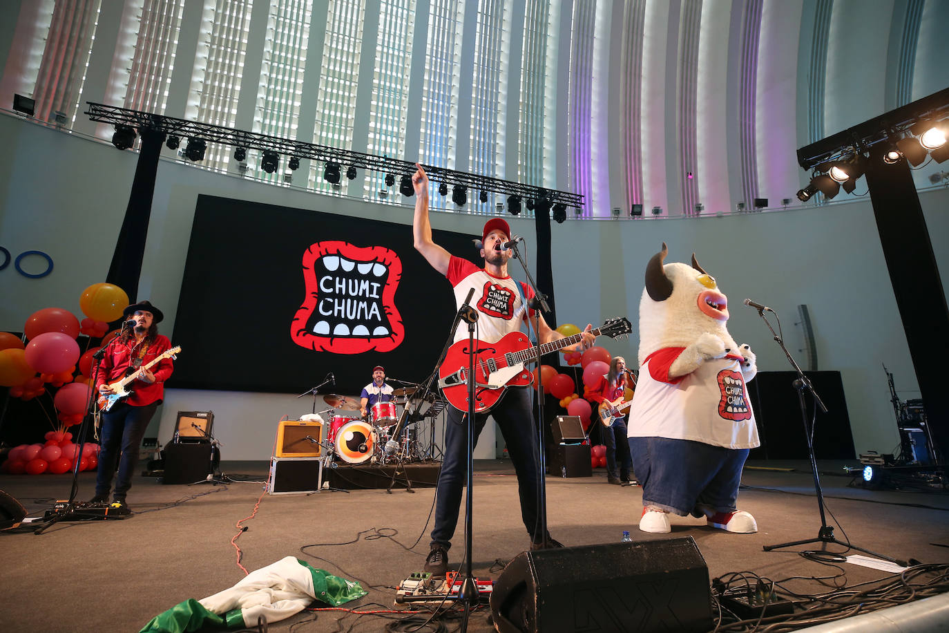 'Chumi', papel representado por Rodrigo, y 'Chuma', un simpático monstruo, han protagonizado la mañana de los más pequeños de Oviedo. 
