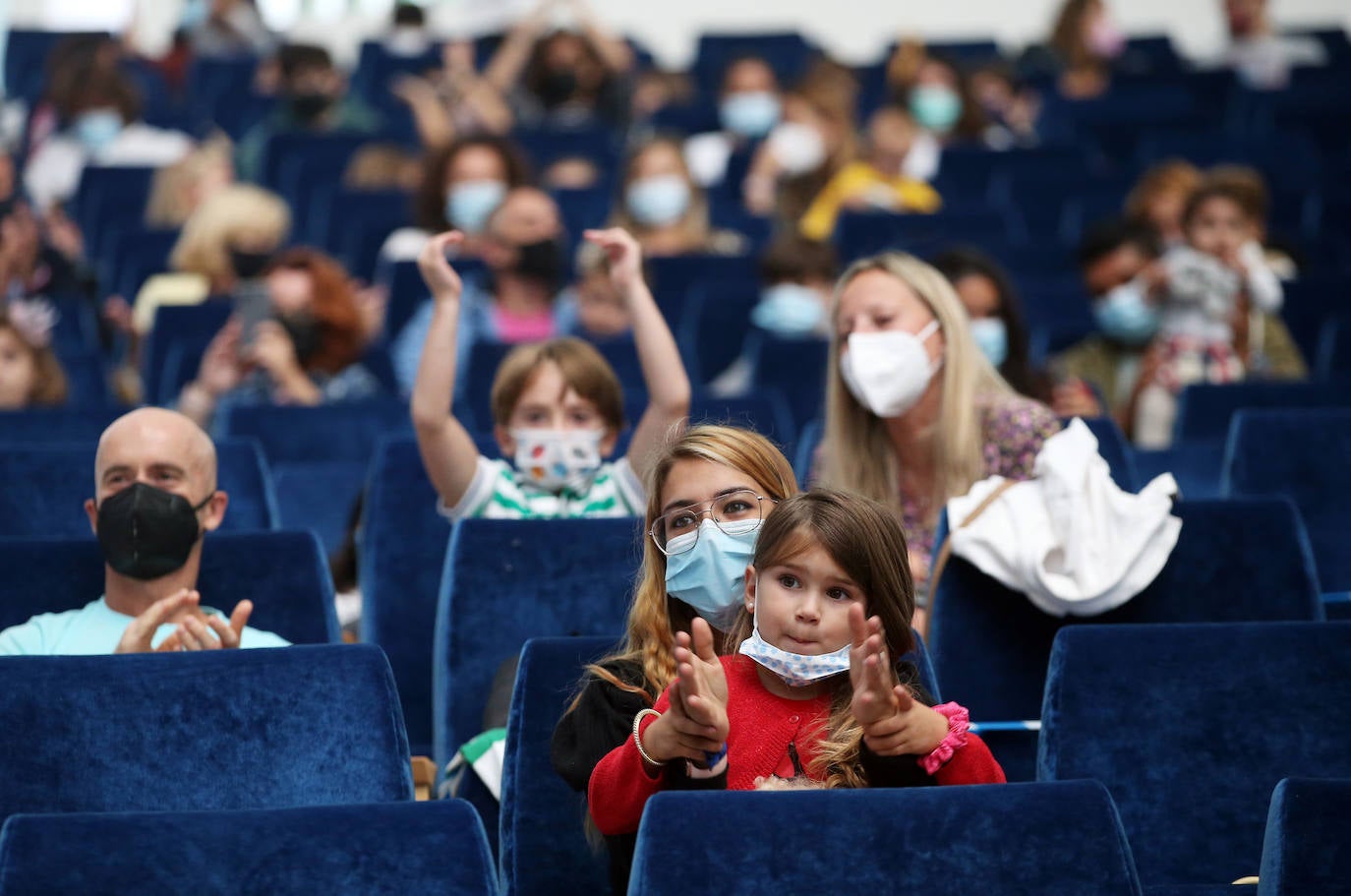 'Chumi', papel representado por Rodrigo, y 'Chuma', un simpático monstruo, han protagonizado la mañana de los más pequeños de Oviedo. 