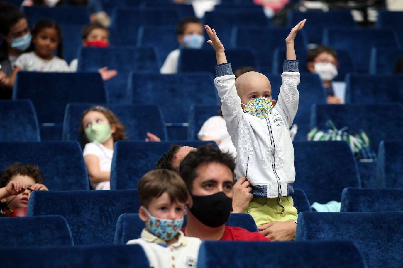 'Chumi', papel representado por Rodrigo, y 'Chuma', un simpático monstruo, han protagonizado la mañana de los más pequeños de Oviedo. 