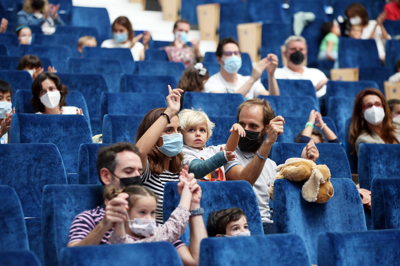 'Chumi', papel representado por Rodrigo, y 'Chuma', un simpático monstruo, han protagonizado la mañana de los más pequeños de Oviedo. 
