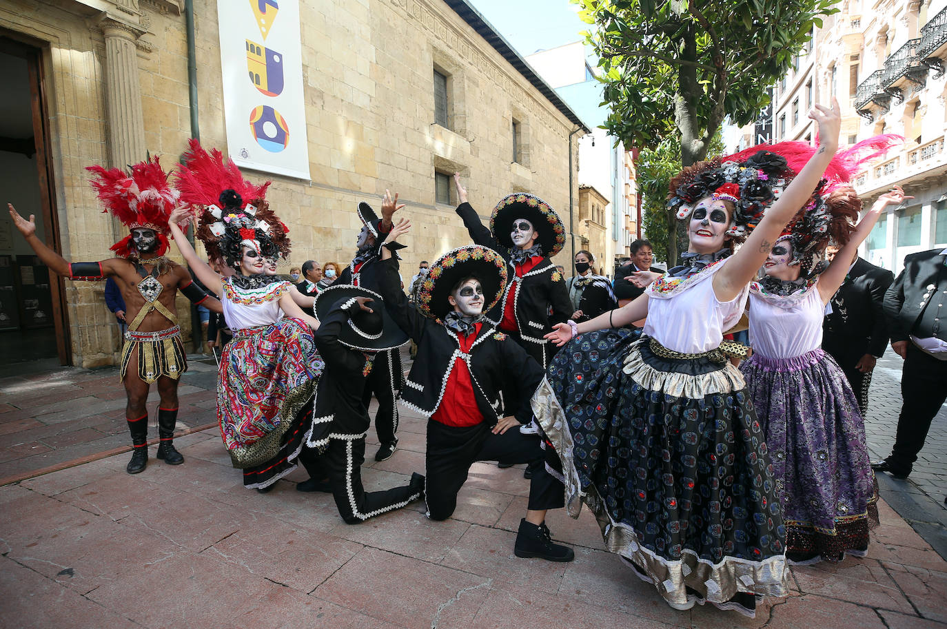 Por segundo año consecutivo, Oviedo no vivirá el desfile del Día de América, que tendría que celebrarse el domingo. No obstante, este sábado las calles de la ciudad han acogido actuaciones de grupos folclóricos de México, República Dominicana, Colombia, Brasil, Paraguay, Perú y Cuba. 