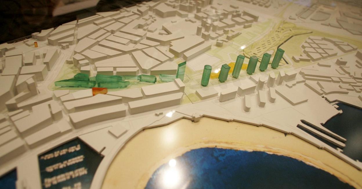 Maqueta con las torres del plan de vías que formó parte de una exposición de Gijón al Norte en 2008. 