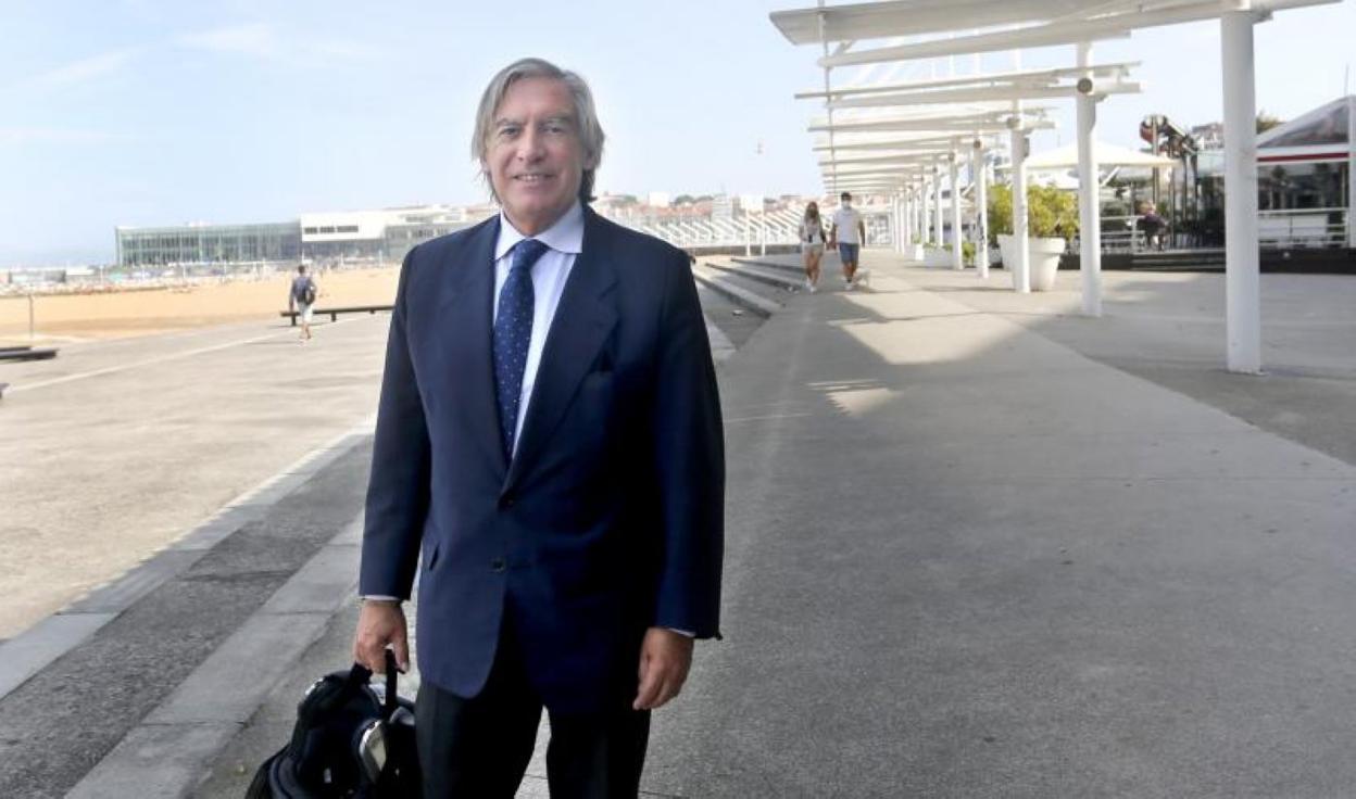 El destituido portavoz, Alberto López-Asenjo, ayer, en las inmediaciones de la playa de Poniente. 