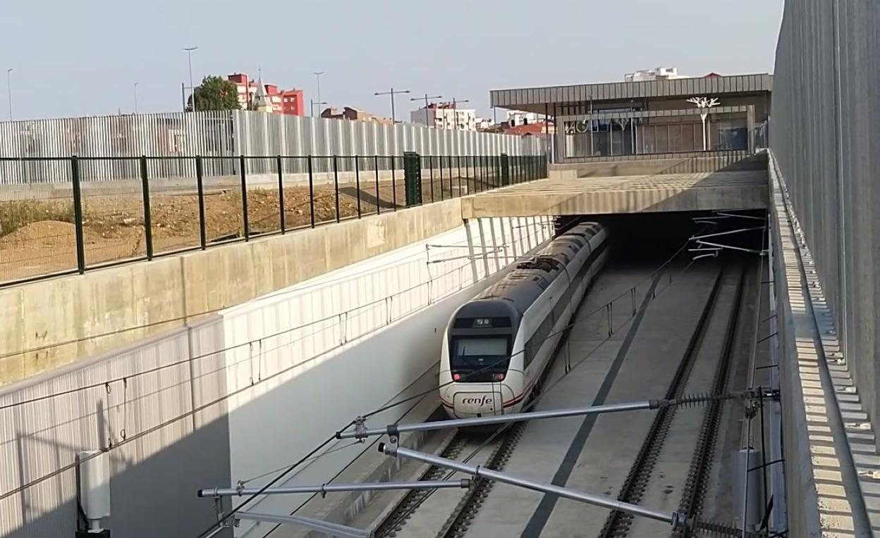 Un tren de pruebas de Renfe, en una de las zonas del tramo semisoterrado de León que se abrirá al tráfico comercial el próximo martes. 