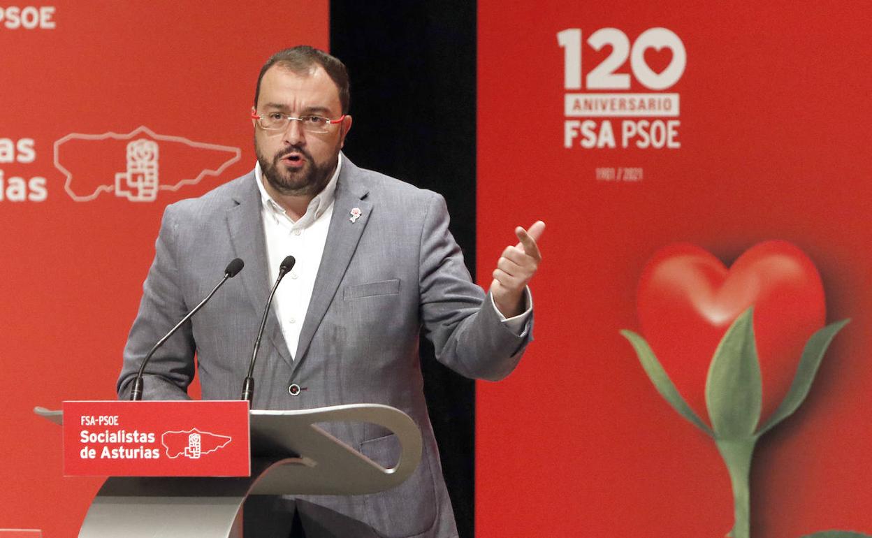 Adrián Barbón interviene en el Comité Autonómico de la FSA-PSOE, que se celebra en Gijón.