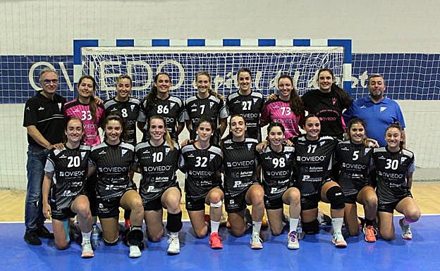 Conjunto del Oviedo Femenino, con sus entrenadores Manolo Díaz y Sirgo.