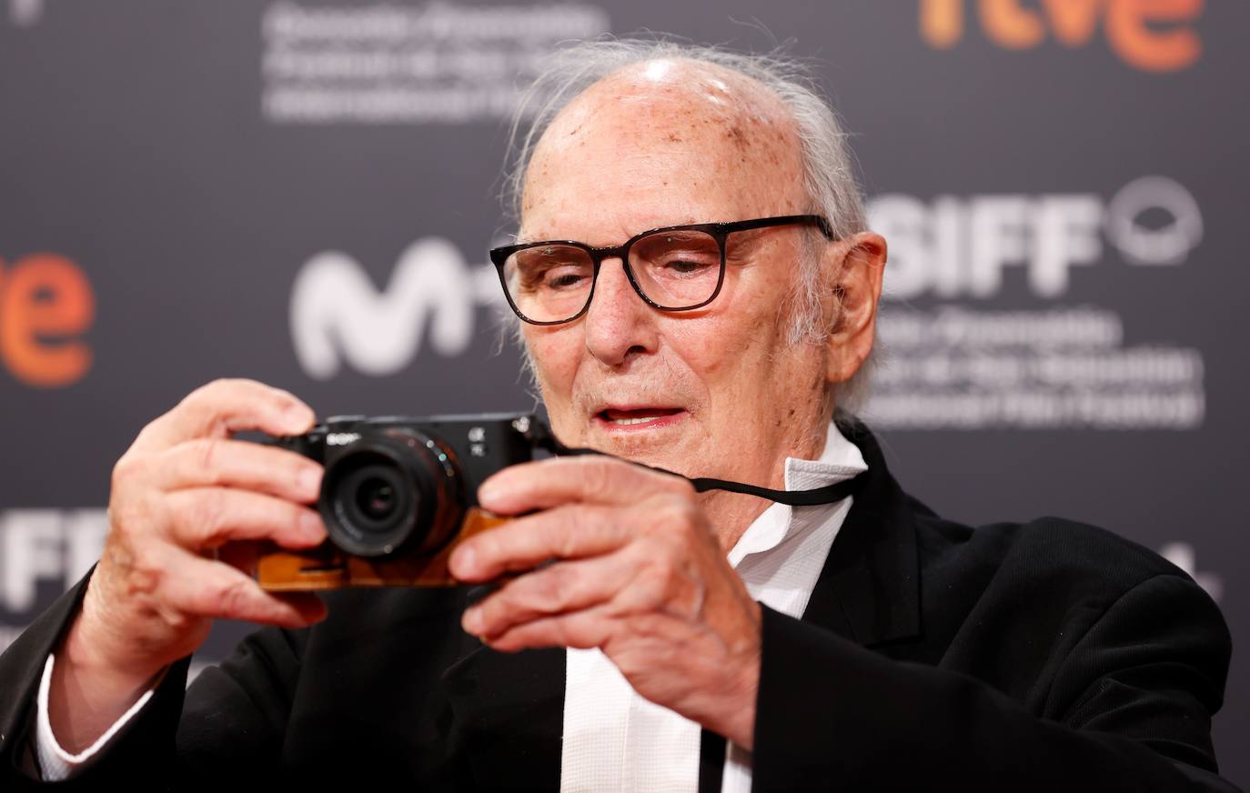 Ha comenzado una nueva edición del Festival de Cine de San Sebastián, una cita que ha vuelto a congregar a decenas de estrellas del cine y la televisión en la capital donostiarra. La actriz francesa Marion Cotillard, Premio Donostia 2021, Penélope Cruz y Antonio Banderas, acompañado por su hija, Stella del Carmen, fueron protagonistas de la alfs. 