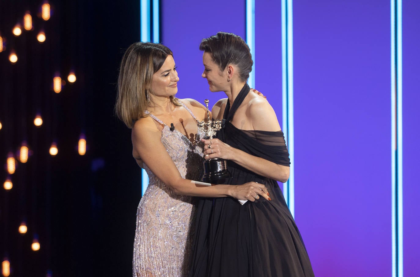 Ha comenzado una nueva edición del Festival de Cine de San Sebastián, una cita que ha vuelto a congregar a decenas de estrellas del cine y la televisión en la capital donostiarra. La actriz francesa Marion Cotillard, Premio Donostia 2021, Penélope Cruz y Antonio Banderas, acompañado por su hija, Stella del Carmen, fueron protagonistas de la alfombra roja. 