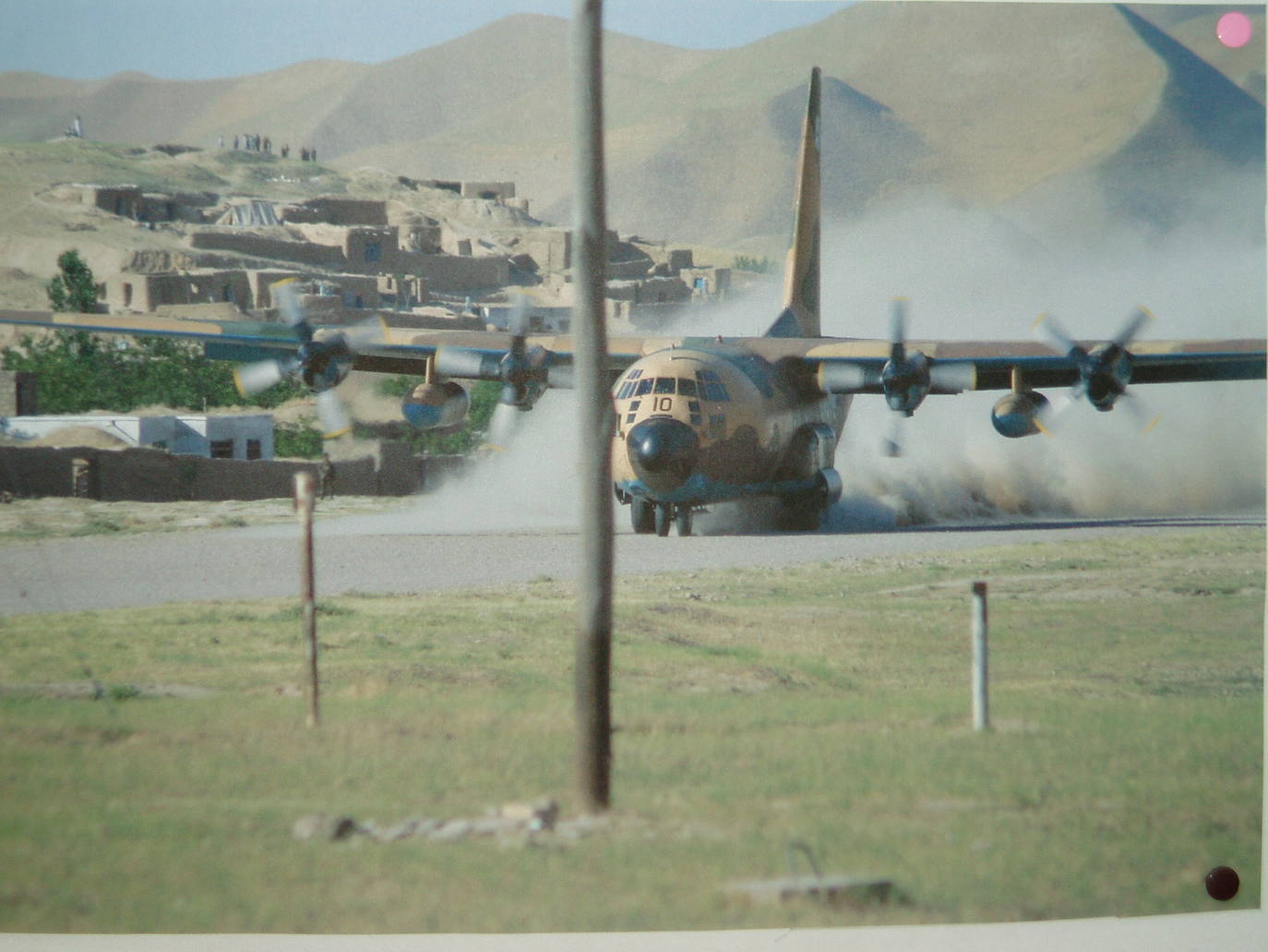 Dificultades. Los militares asturianos desplazados al país vivieron peligros, pero volvieron con la satisfacción de haber «mejorado la vida de la gente»