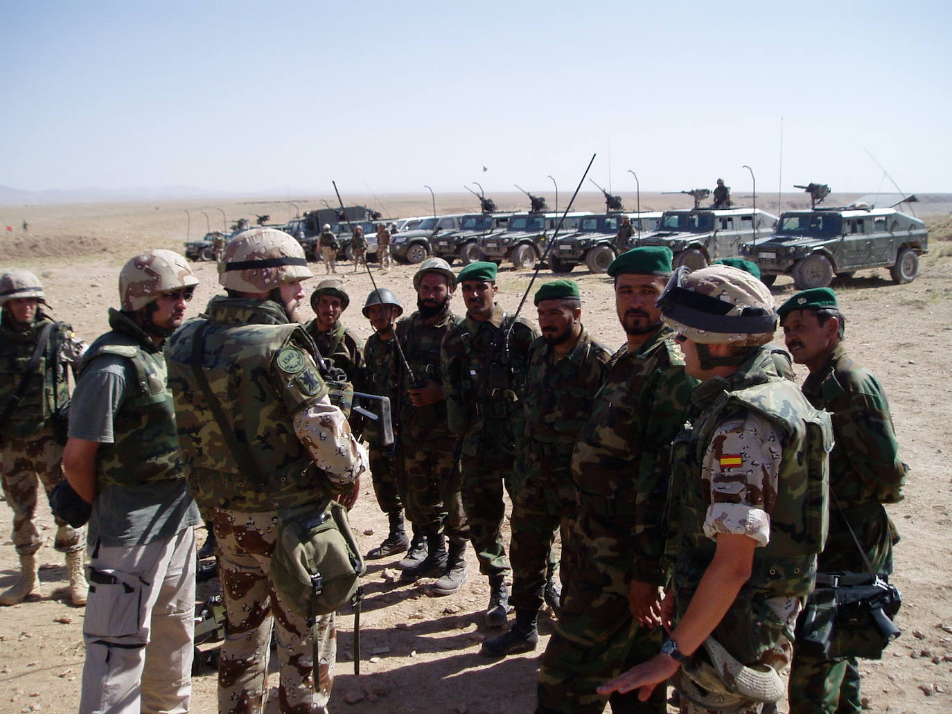 Dificultades. Los militares asturianos desplazados al país vivieron peligros, pero volvieron con la satisfacción de haber «mejorado la vida de la gente»