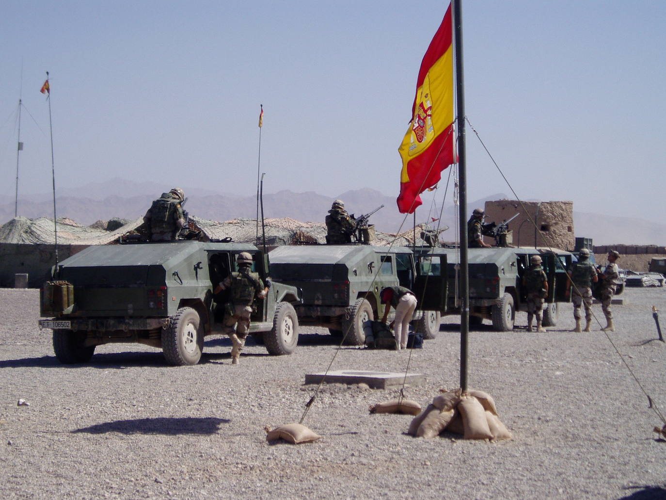 Dificultades. Los militares asturianos desplazados al país vivieron peligros, pero volvieron con la satisfacción de haber «mejorado la vida de la gente»