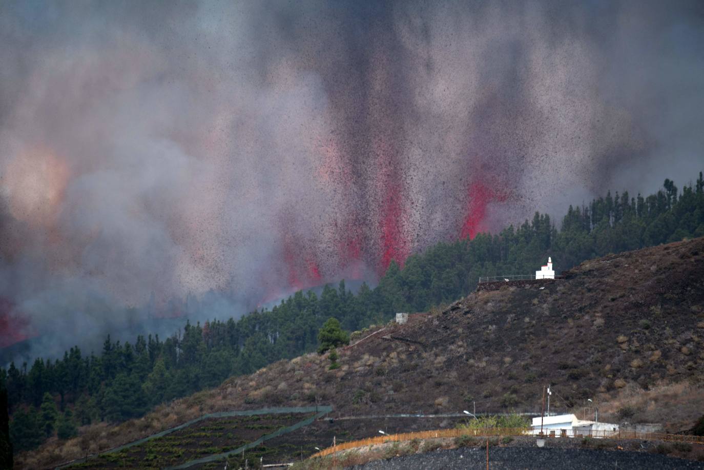 Una erupción volcánica ha comenzado este domingo en los alrededores de Las Manchas, en El Paso (La Palma), después de que el complejo de la Cumbre Vieja acumulara miles de terremotos en la última semana, conforme el magma iba presionando el subsuelo en su ascenso. Las autoridades habían comenzado horas antes evacuar a las personas con problemas de movilidad en cuatro municipios.