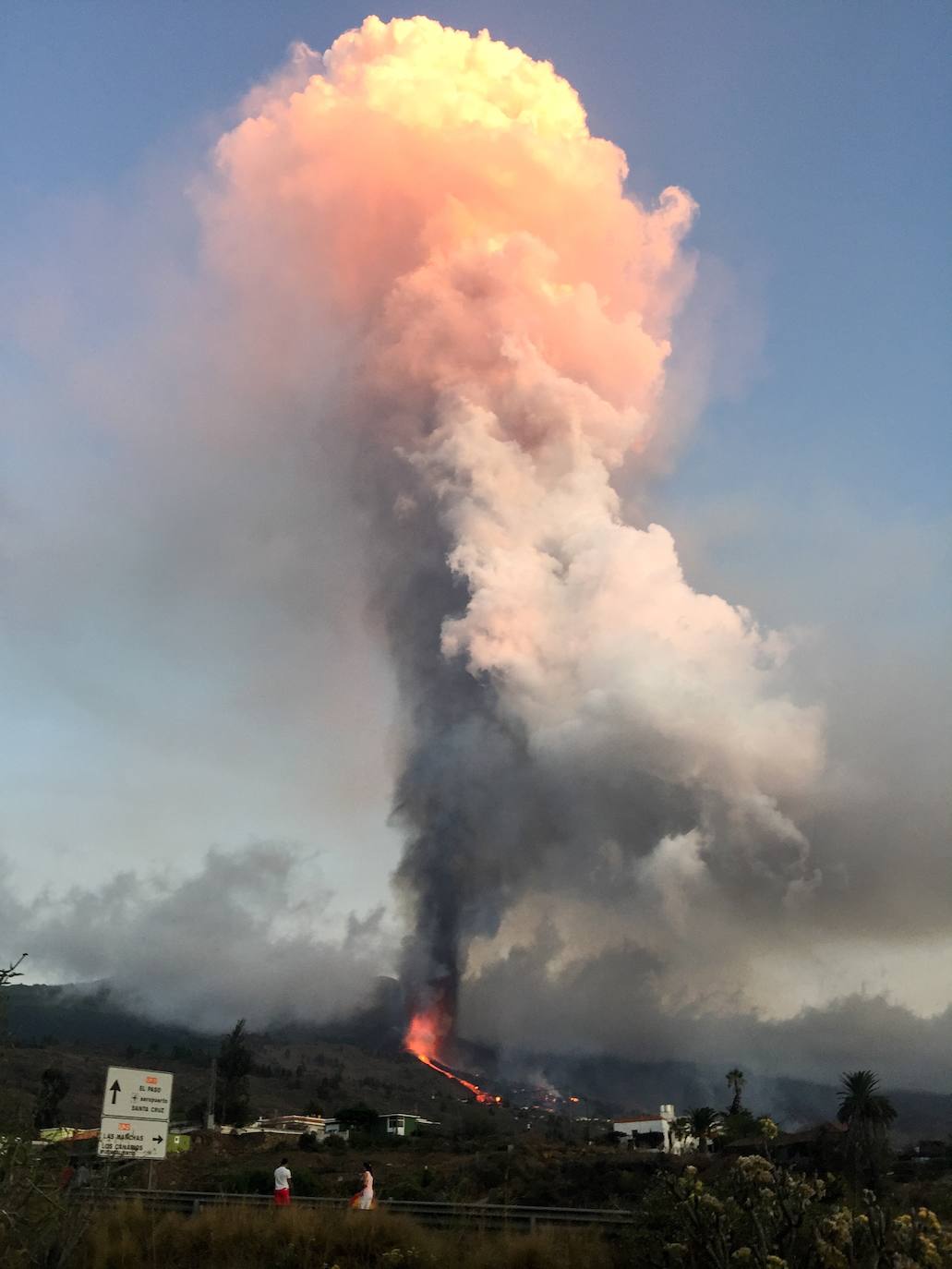 Una erupción volcánica ha comenzado este domingo en los alrededores de Las Manchas, en El Paso (La Palma), después de que el complejo de la Cumbre Vieja acumulara miles de terremotos en la última semana, conforme el magma iba presionando el subsuelo en su ascenso. Las autoridades habían comenzado horas antes evacuar a las personas con problemas de movilidad en cuatro municipios.