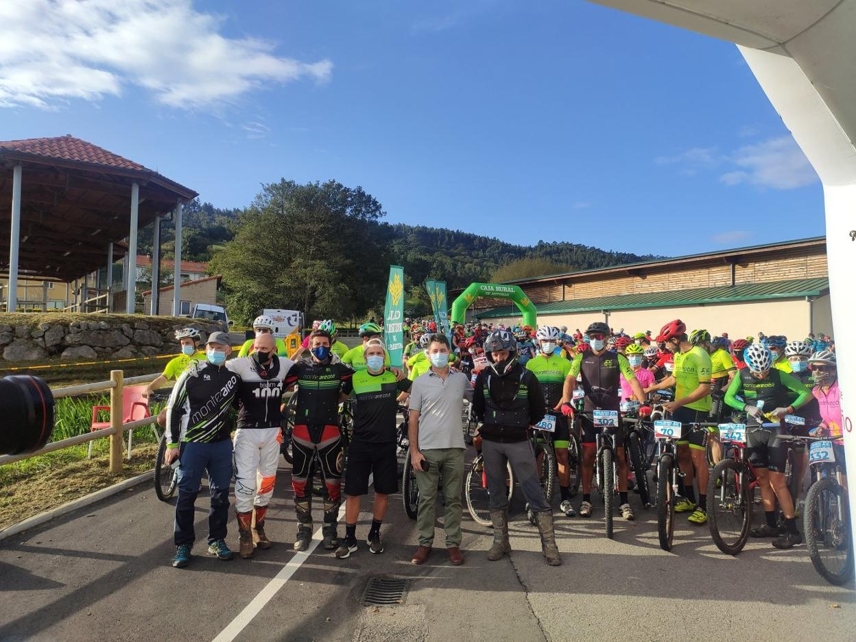 El edil de Deportes, Ángel Ruiz, con los participantes en la marcha antes de la salida. 