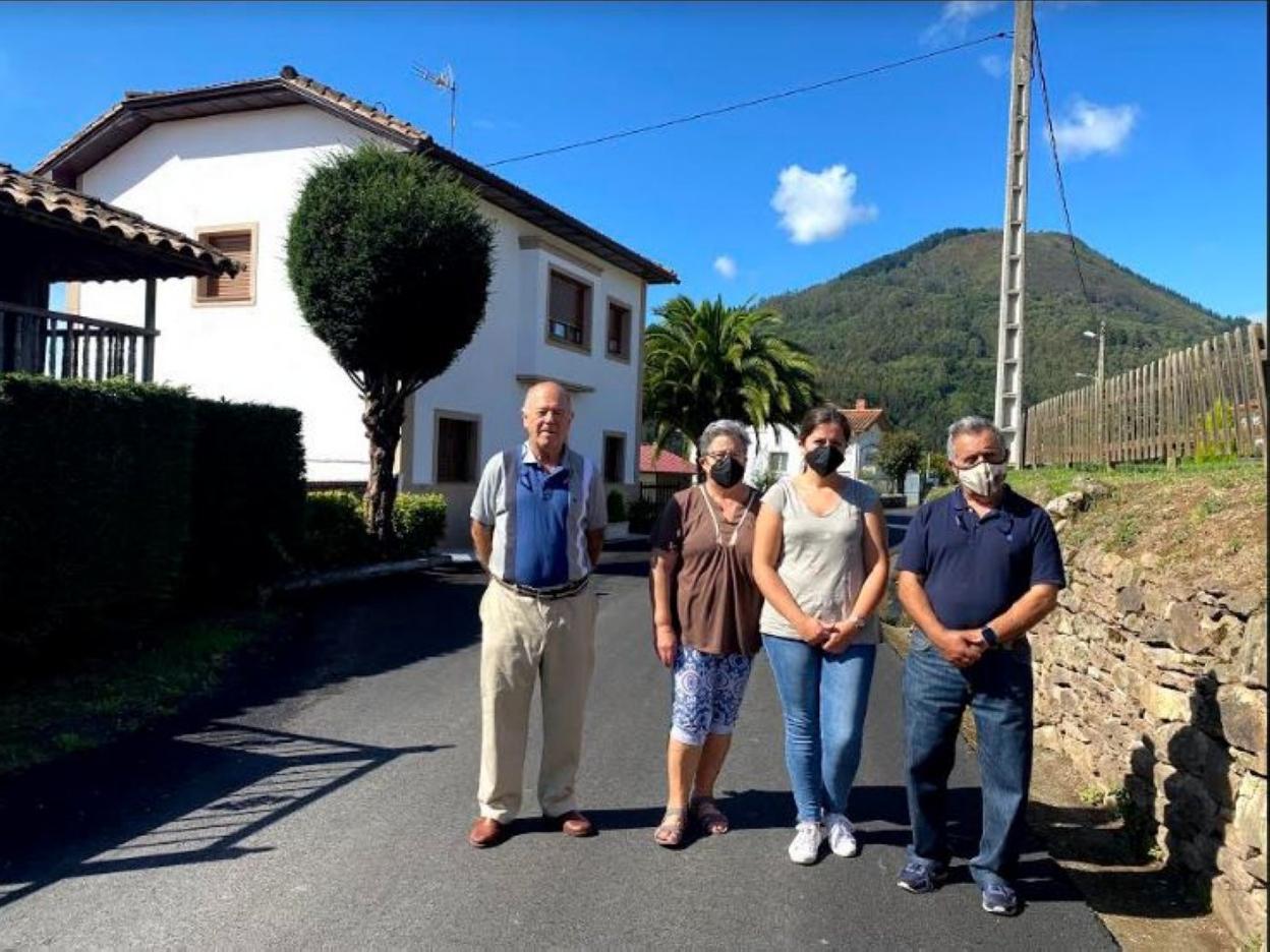 José Luis Velázquez, Ludi Ruiz, Victoria Fernández y Juan Carlos del Campo en la parte alta del pueblo. 