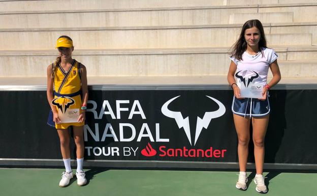 Paola Piñera, a la izquierda, con Eugenia Menéndez, en Manacor, con el trofeo que les acredita como ganadoras del Máster Rafa Nadal.