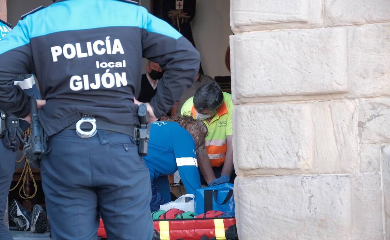 Los sanitarios intentaron reanimar a un feligrés que se desplomó en la capilla de La Soledad 