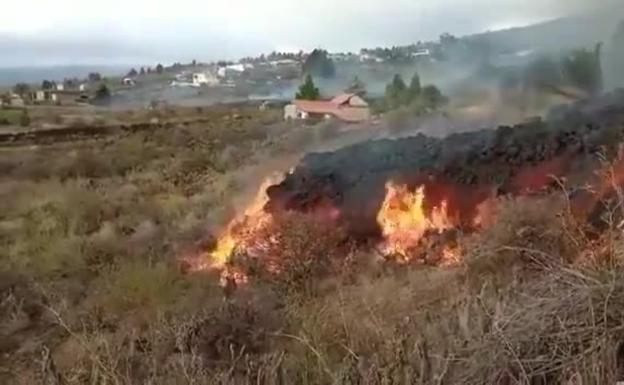 Vídeo | La lava rodea una casa en La Palma