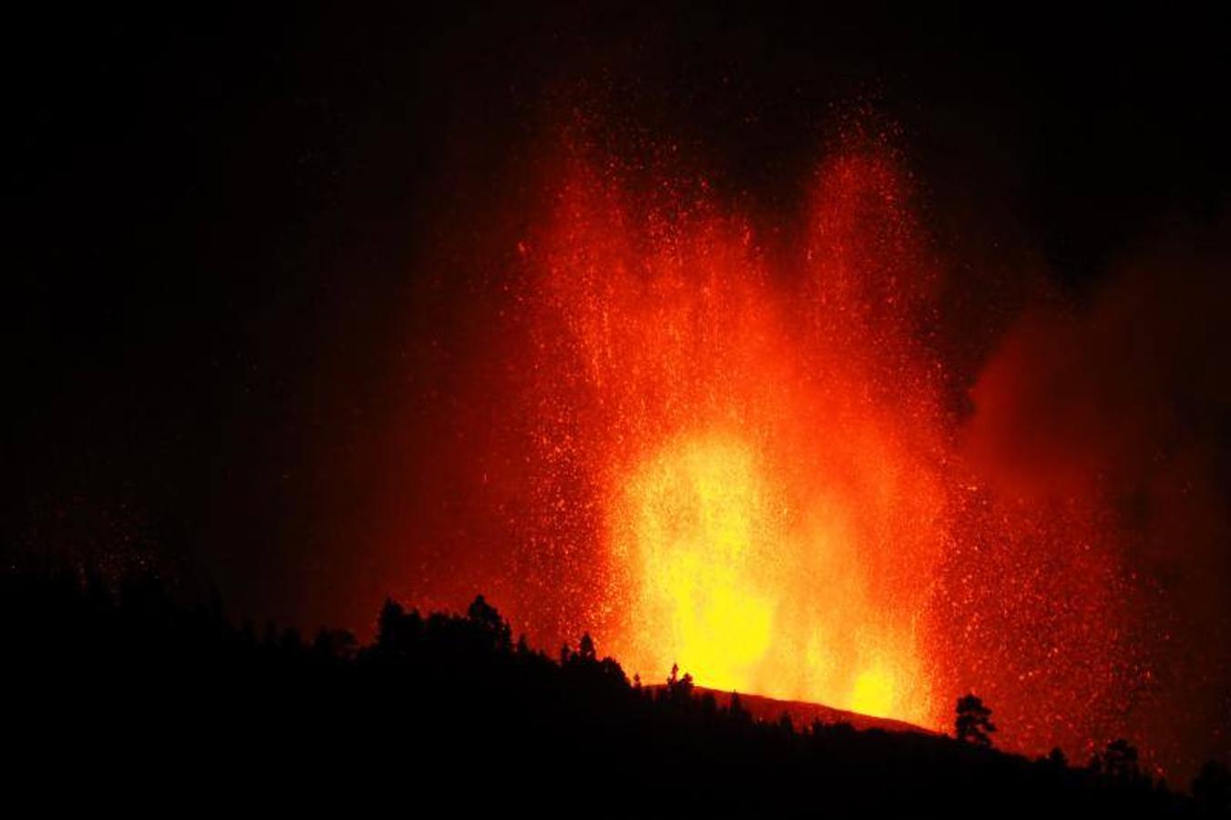 Una erupción volcánica ha comenzado este domingo en los alrededores de Las Manchas, en El Paso (La Palma), después de que el complejo de la Cumbre Vieja acumulara miles de terremotos en la última semana, conforme el magma iba presionando el subsuelo en su ascenso. Las autoridades habían comenzado horas antes evacuar a las personas con problemas de movilidad en cuatro municipios.