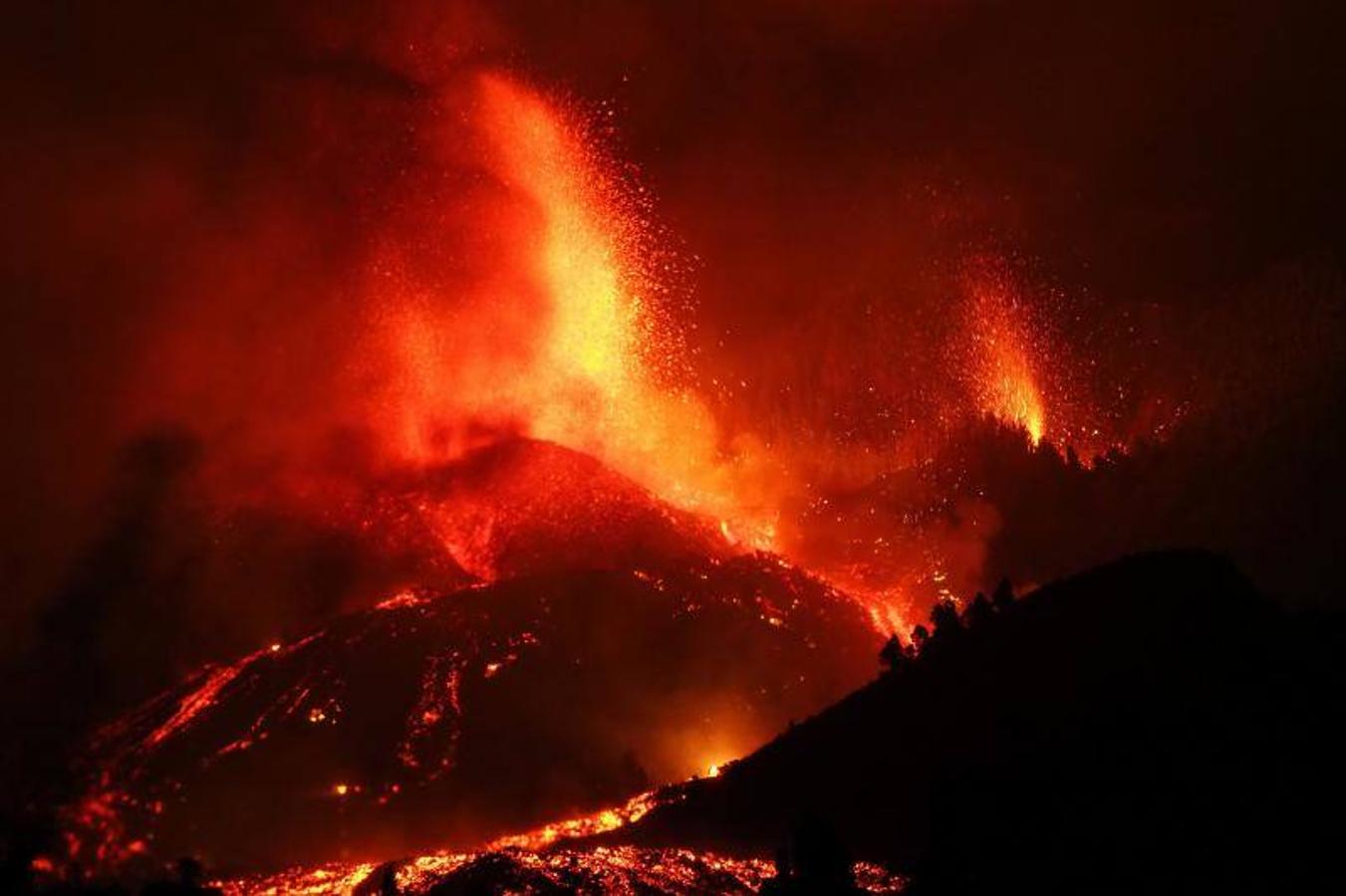 Una erupción volcánica ha comenzado este domingo en los alrededores de Las Manchas, en El Paso (La Palma), después de que el complejo de la Cumbre Vieja acumulara miles de terremotos en la última semana, conforme el magma iba presionando el subsuelo en su ascenso. Las autoridades habían comenzado horas antes evacuar a las personas con problemas de movilidad en cuatro municipios.