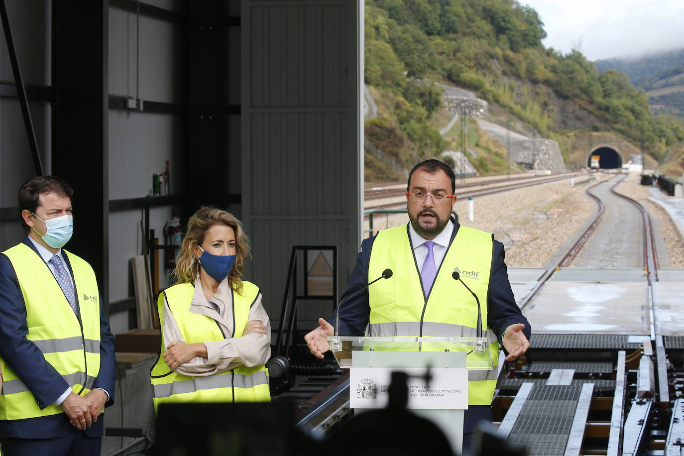 La ministra de Transportes, Raquel Suárez, preside el primer viaje en pruebas del AVE por la variante de Pajares: 50 kilómetros entre La Robla-Campomanes.