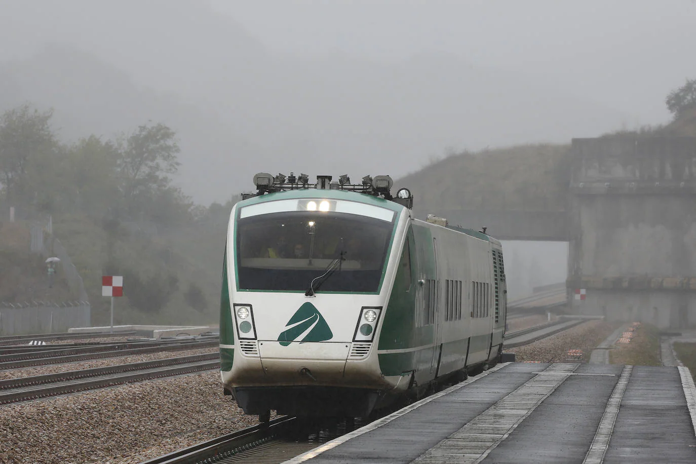 La ministra de Transportes, Raquel Suárez, preside el primer viaje en pruebas del AVE por la variante de Pajares: 50 kilómetros entre La Robla-Campomanes.