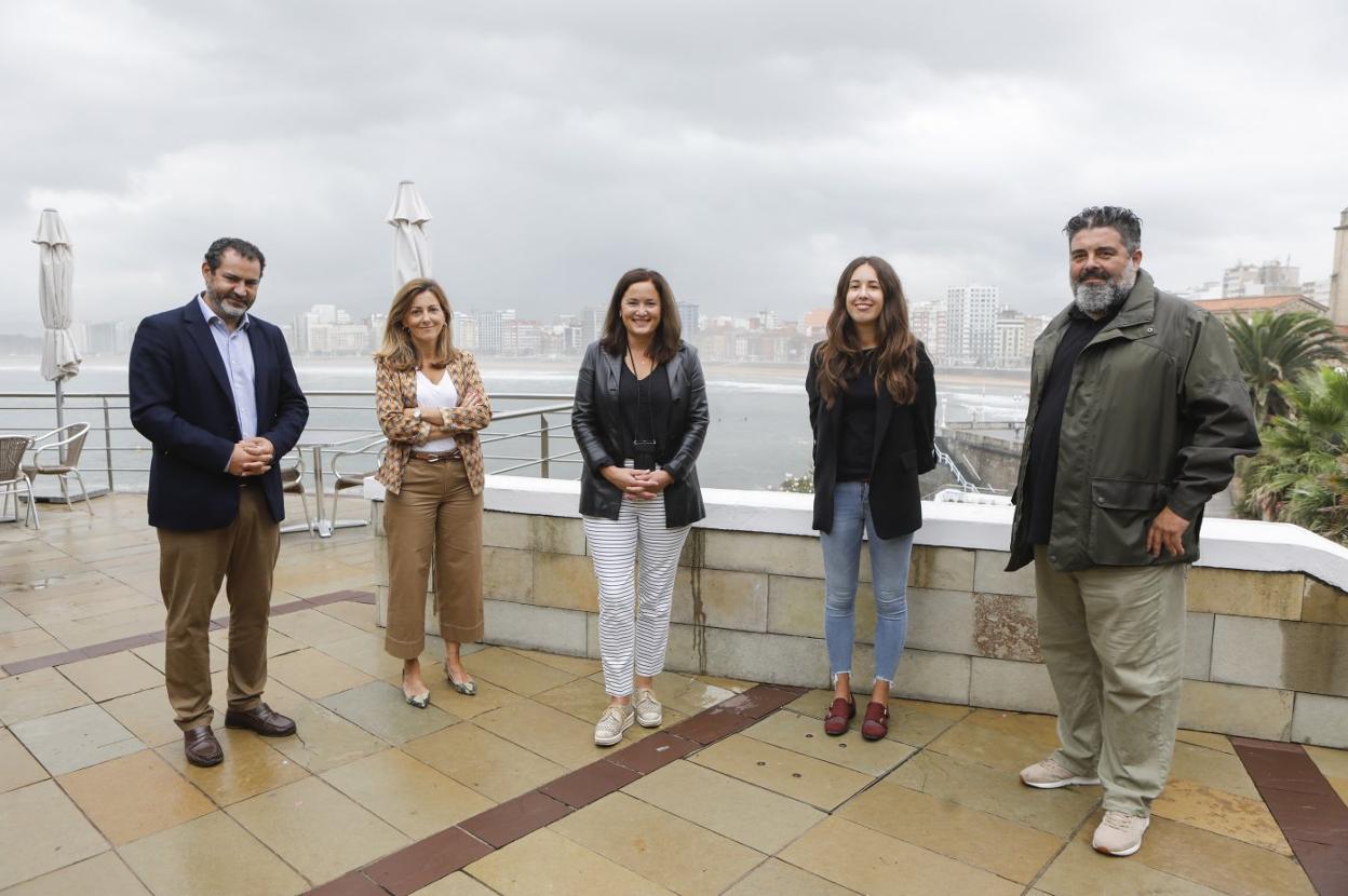 El jurado: Francisco Benito, de AgroBank (CaixaBank); Paula Díaz Caneja, de Alimerka; Begoña López, directora general de Desarrollo Rural e Industrias Agrarias; y Jéssica Puga y Octavio Villa, de EL COMERCIO. 