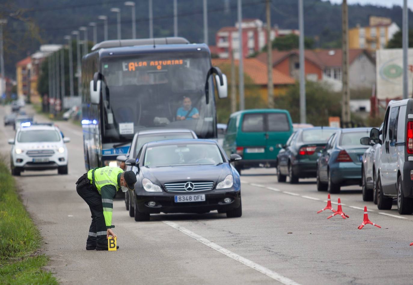 Fotos: Muere un joven de 22 años en Llanera arrollado por un coche que huía de la Policía desde Gijón