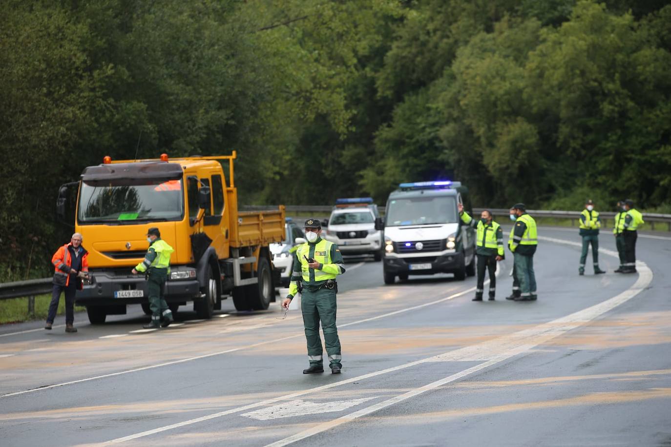 Una mujer de 64 años, vecina de Oviedo, ha fallecido en un accidente de tráfico registrado en la AS-116 en Olloniego. En el choque ha resultao herido grave el conductor de un segundo vehículo implicado.