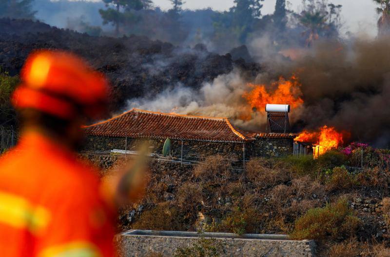 Una erupción volcánica ha comenzado este domingo en los alrededores de Las Manchas, en El Paso (La Palma), después de que el complejo de la Cumbre Vieja acumulara miles de terremotos en la última semana, conforme el magma iba presionando el subsuelo en su ascenso. Las autoridades habían comenzado horas antes evacuar a las personas con problemas de movilidad en cuatro municipios.