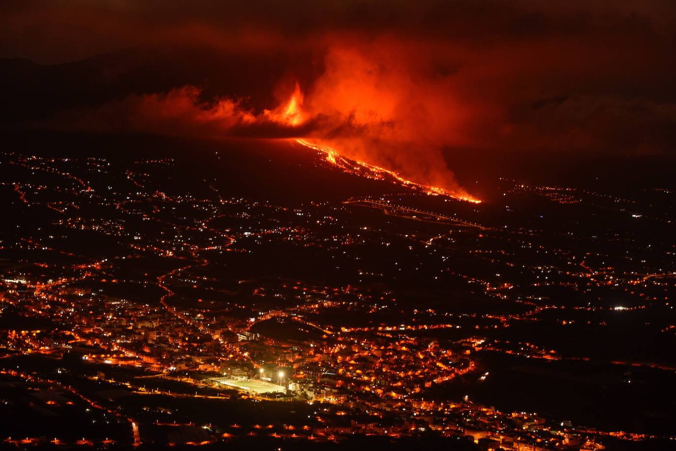 Una erupción volcánica ha comenzado este domingo en los alrededores de Las Manchas, en El Paso (La Palma), después de que el complejo de la Cumbre Vieja acumulara miles de terremotos en la última semana, conforme el magma iba presionando el subsuelo en su ascenso. Las autoridades habían comenzado horas antes evacuar a las personas con problemas de movilidad en cuatro municipios.