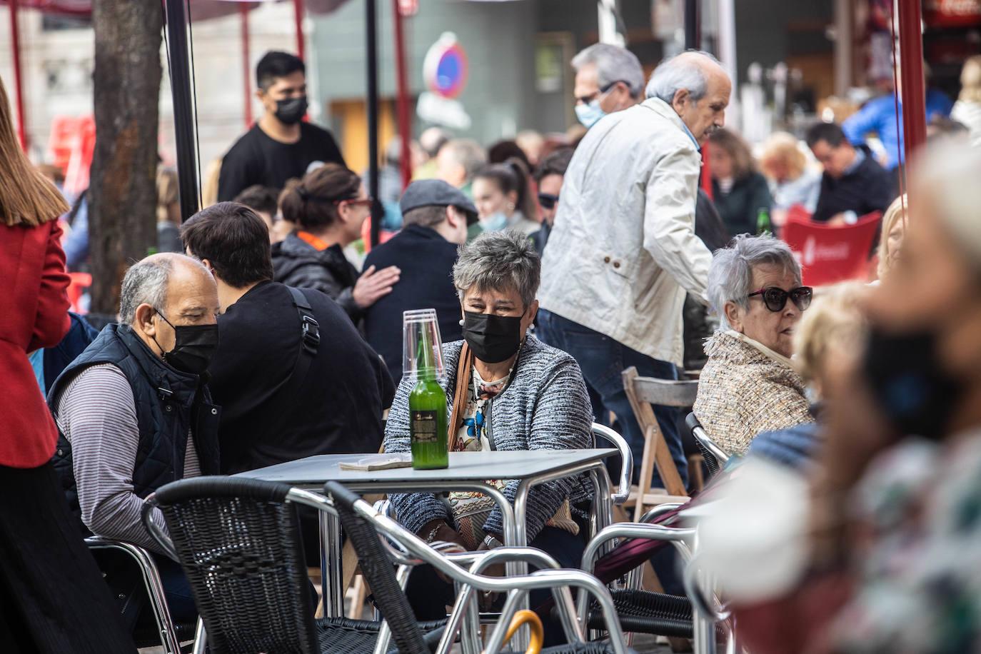 El reparto del bollo entre los socios de la SOF se llevó a cabo en la Plaza de España y les paxarines, las tradicionales figuras de pan, volvieron a la puerta de la Catedral tras el parón por la pandemia