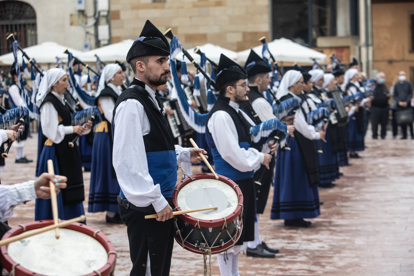 El reparto del bollo entre los socios de la SOF se llevó a cabo en la Plaza de España y les paxarines, las tradicionales figuras de pan, volvieron a la puerta de la Catedral tras el parón por la pandemia