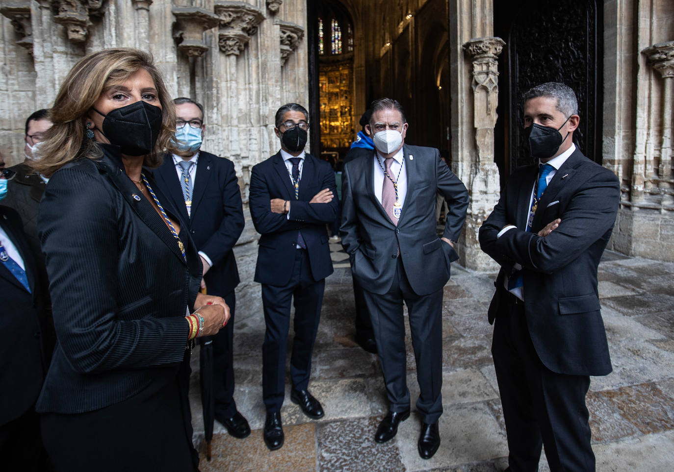 El reparto del bollo entre los socios de la SOF se llevó a cabo en la Plaza de España y les paxarines, las tradicionales figuras de pan, volvieron a la puerta de la Catedral tras el parón por la pandemia