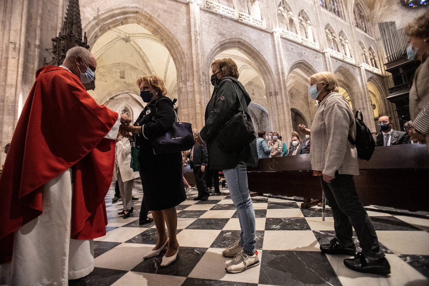 El reparto del bollo entre los socios de la SOF se llevó a cabo en la Plaza de España y les paxarines, las tradicionales figuras de pan, volvieron a la puerta de la Catedral tras el parón por la pandemia