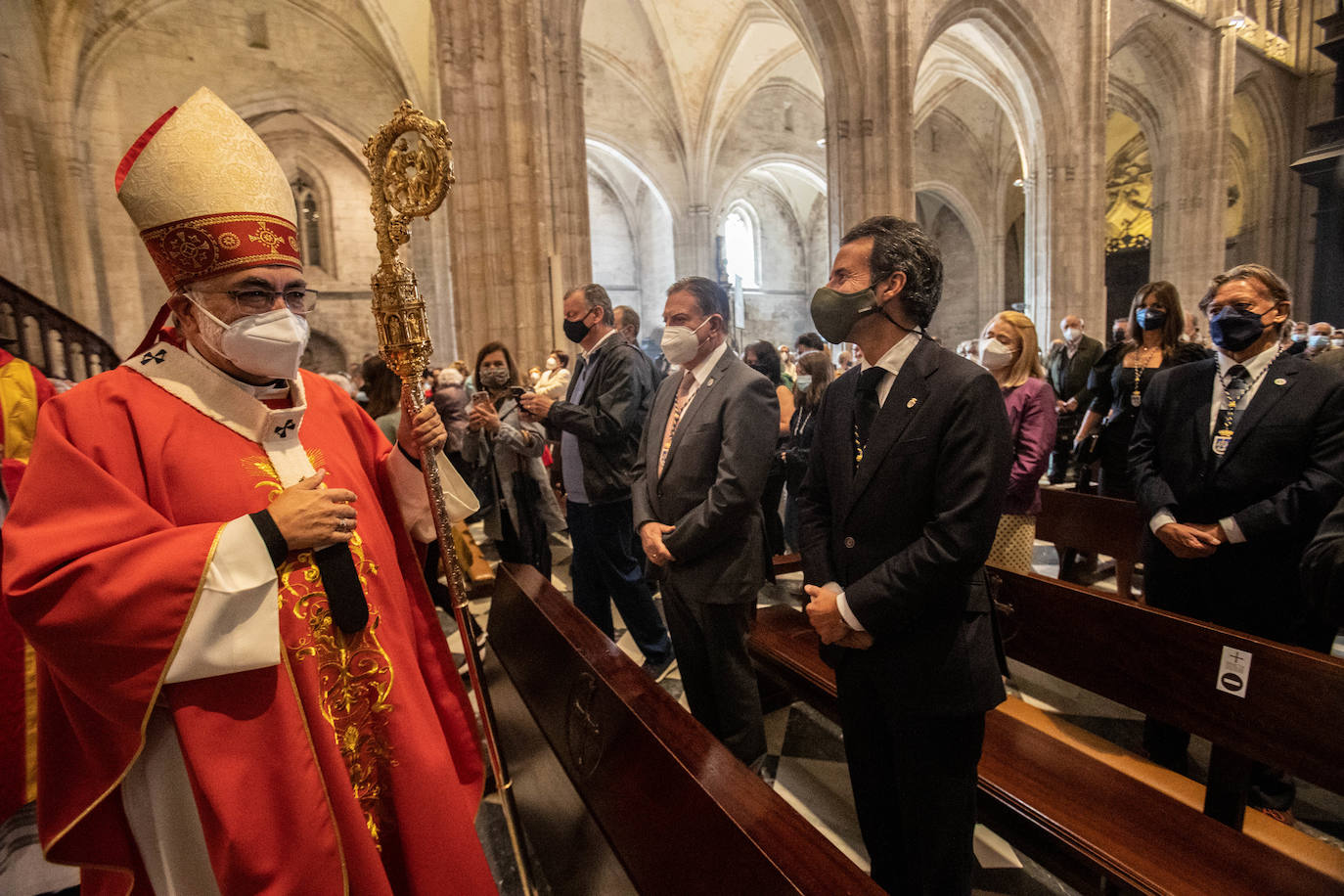 El reparto del bollo entre los socios de la SOF se llevó a cabo en la Plaza de España y les paxarines, las tradicionales figuras de pan, volvieron a la puerta de la Catedral tras el parón por la pandemia