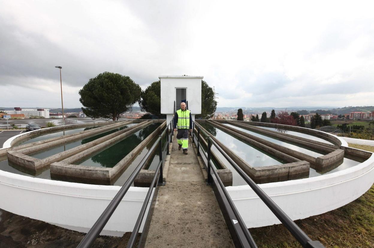 Instalaciones de la depuradora de agua de La Lleda que gestiona la empresa mixta Aguas de Avilés. 