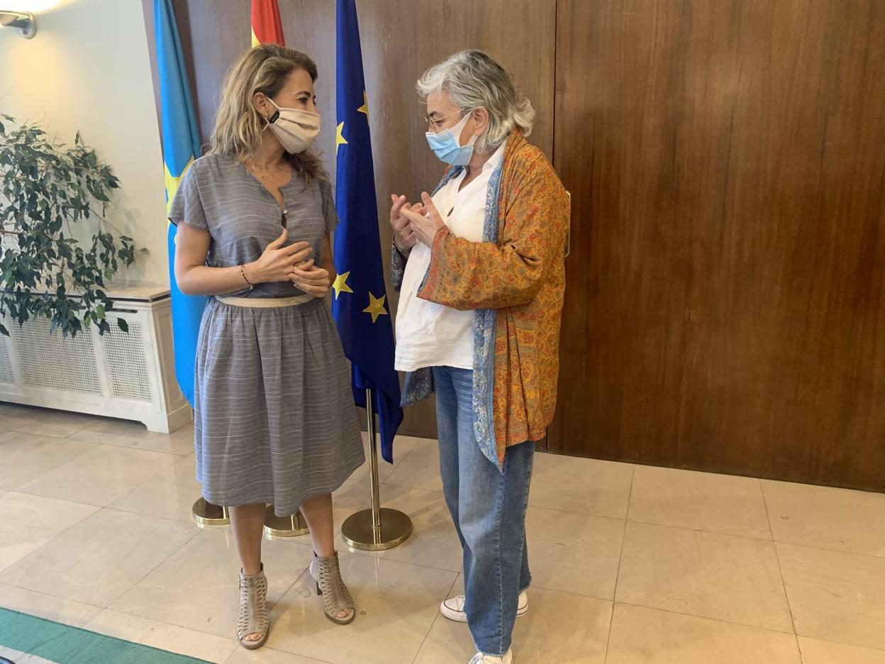 La ministra Raquel Sánchez y la alcaldesa Ana González, al inicio de su reunión en la Delegación del Gobierno. 