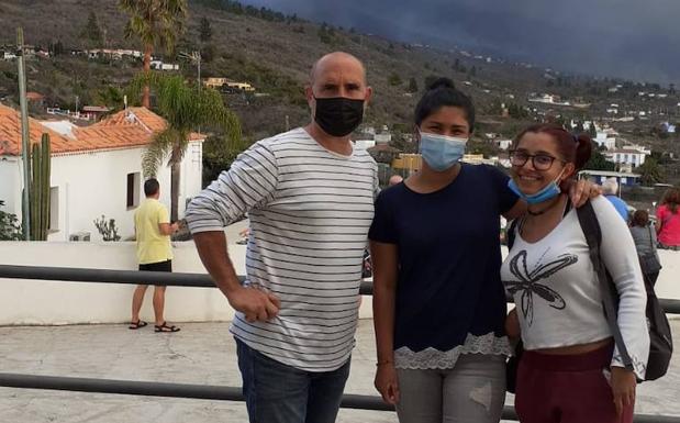 Pablo Jiménez, con dos de sus alumnas también desalojadas. 